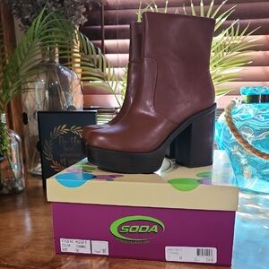 Soda Women's Chic Brown Heeled Boots